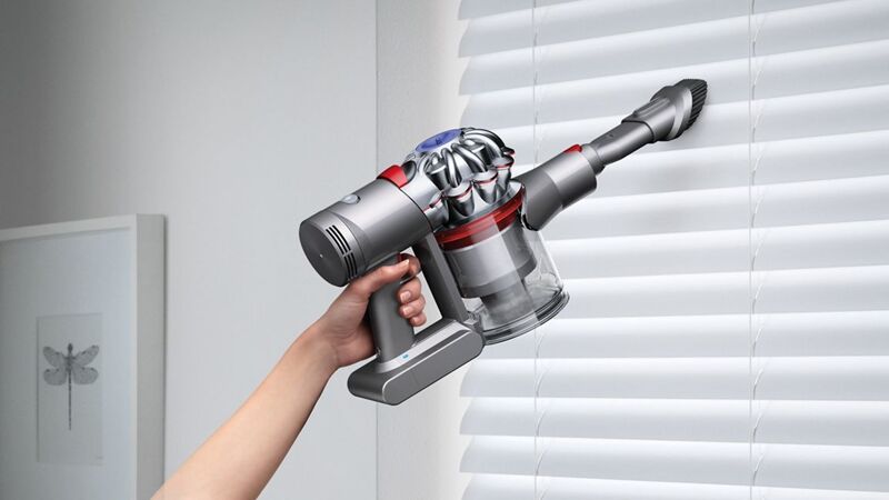 На картинке можно увидеть Dyson V7 Trigger со специальной насадкой.